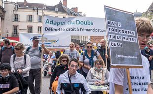 Une manifestation contre la prise en compte des revenus du conjoint dans le calcul de l'allocation aux adultes handicapé, à Dijon le 16 septembre 2021.