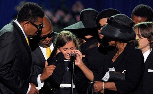 Paris Michael Katherine, fille de Michael Jackson, réconfortée par le reste de la famille, au Staples Center de Los Angeles, le 7 juillet 2009