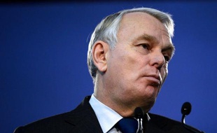 Le Premier ministre Jean-Marc Ayrault a déclaré mercredi qu'il "comprenait" les "tensions" et les "inquiétudes" au sein du groupe PSA et demandé que le dialogue entre partenaires sociaux "se poursuive" après les dégradations survenues à Poissy (Yvelines).