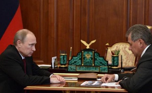 Le président russe Vladimir Poutine et son ministre de la Défense Sergueï Choïgou, au Kremlin à Moscou, le 1er juillet 2014