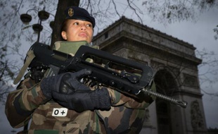 Une femme soldat en arme aux abords de l'Arc de Triomphe à Paris, le 16 novembre 2015
