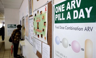 Une femme fait la queue à la pharmacie de la clinique de Phedisong (Afrique du Sud), le 8 avril 2013 lors du lancement d'un nouveau médicament anti-sida.