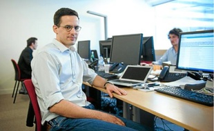 Paul Arckerman, rédacteur en chef du Huffington Post dans la salle de rédaction.