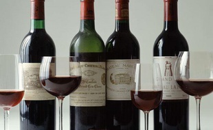 Illustration de bouteilles de Bordeaux.