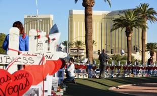 Une femme prie à la mémoire des victimes de la tuerie de Las Vegas, le 6 octobre 2017.