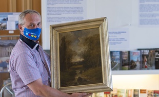Philippe Hansch, directeur du Centre mondial de la paix de Verdun, présente le tableau de Nicolas Rousseau dérobé sous l'Occupation