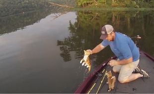 Capture d'écran d'une vidéo publiée par Jason Frost, le montrant sauver deux chatons lors d'une partie de pêche en Alabama, le 29 août 2015.