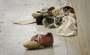 Des chaussures abandonnées par des étudiants de l'université de Garissa, au Kenya, où les shebab ont tué 148 personnes le 2 avril 2015.