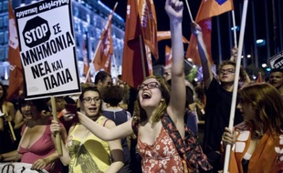 Des Grecs se réjouissent des résultats au référendum devant le Parlement à Athènes le 5 juillet 2015