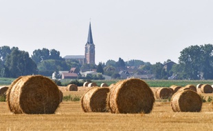 Le clocher de Fromelles à proximité de Lille.