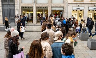 Une file d'attente devant un magasin à Lyon, pendant les soldes d'hiver 2021. 