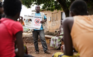 Un membre de l’ONG OIS Afrique, partenaire de l’Unicef, s’exprime lors d’une reunion sur les mutilations génitales féminines/excision (MGF/E) à Katiola, dans la région de la vallée du Bandama, en Côte d’Ivoire, en juillet 2013.