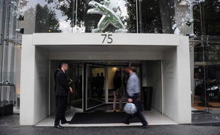 Entrée du siège de PSA Peugeot-Citroën.
