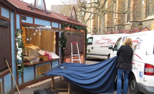 Colmar, le 17 novembre 2015. - Les exposants du marché de Noël de Colmar préparent leurs chalets pour l'ouverture prévue le vendredi 20 novembre 2015.