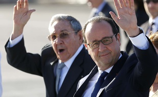 Raul Castro et François Hollande saluent les photographes à Cuba, le 12 mai 2015.