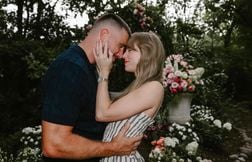 Le père de Travis Kelce lève le voile sur les fiançailles de Taylor Swift