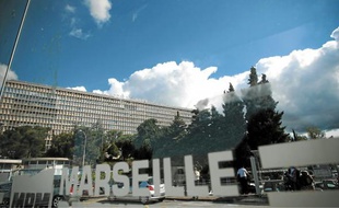 Le regroupement des services hospitaliers inquiète les syndicats.