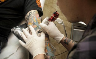 Dans un salon de tatouage à Toulouse.