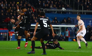 L'action où Kimpembe touche le ballon de la main, permettant à Manchester United de marquer sur penalty et se qualifier pour les quarts de finale de la Ligue des champions.