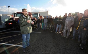 Eleveurs bovins, industriels et distributeurs ont trouvé un accord mercredi, après des mois d'absence de dialogue, sur une petite hausse des prix de la viande pour les éleveurs, ouvrant la voie à la levée du blocus des abattoirs du groupe Bigard, numéro un du secteur.