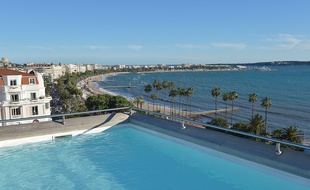 Cannes, vu du toit avec piscine de l'hôtel Majestic, en février 2015.