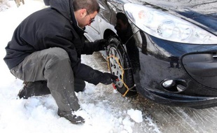 Bien que le déneigement des accès aux stations ait gagné en rapidité et en efficacité en cas de météo difficile, les chaînes restent l'autre indispensable outil de l'automobiliste