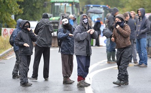 Des opposants au projet d'aéroport sur la ZAD de Notre-Dame-des-Landes, mardi matin. AFP / J-FR MONIER