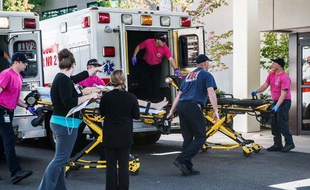 Un blessé de la fusillade de Roseburg (Oregon) est transporté aux urgences, le 1er octobre 2015.