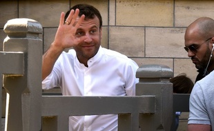 Emmanuel Macron, ce dimanche, dans les rues du Touquet.