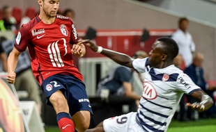 Le défenseur des Girondins Maxime Poundjé (à d.) lors du match Lille-Bordeaux joué en août 2015.