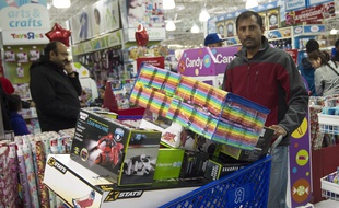 Cet homme profite vraiment des soldes