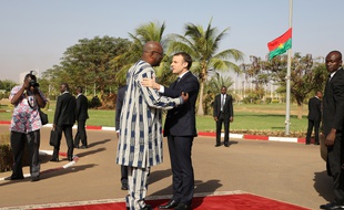 Emmanuel Macron accueilli par le président Roch Marc Christian Kaboré à Ouagadougou, le 28 novembre 2017.