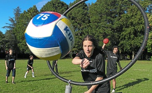 Une quinzaine de joueurs pratiquent le quidditch, sport de Harry Potter.