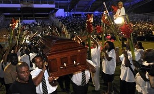 Des dizaines de milliers de Martiniquais ont dit adieu vendredi dans une ambiance chaleureuse au poète Aimé Césaire, dont la dépouille a été acheminée à travers Fort-de-France, principale ville de l'île française de la Martinique, jusqu'au stade de Dillon où doivent avoir lieu dimanche ses obsèques nationales.