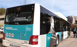 Un bus de la RTM roulant au gaz, sur le site de l'usine de biométhane