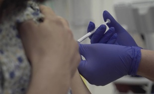 Un volontaire reçoit une injection le 23 avril. L'université d'Oxford a lancé un teste pour un vaccin contre le Covid-19.