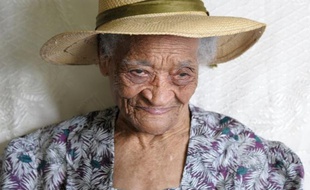 La doyenne des Français, la Martiniquaise Irénise Moulonguet, est décédée mardi soir à l'âge de 112 ans dans son île natale, a-t-on appris mercredi matin auprès de ses proches.