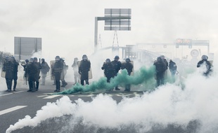 Sur le pont bloqué de Saint-Nazaire, des échauffourées ont éclaté entre manifestants et forces de l'ordre.