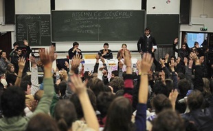 Les moyens de fonctionnement des universités vont moins augmenter en 2012 que les années précédentes, un choix fait dans un contexte budgétaire "contraint" selon le ministre Laurent Wauquiez, mais dont la communauté universitaire "en colère" a refusé de débattre lundi.