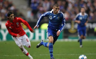 French srtiker Karim Benzema (R) runs with the ball as Uruguayan midfielder Martin Caceres tries to catch him during their friendly football match France versus Uruguay on November 19, 2008 at the Stade de France in Saint-Denis, near Paris. AFP PHOTO/PATRICK KOVARIK