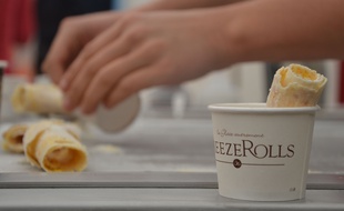 Les glaces roulées se préparent à la splatule devant le client.