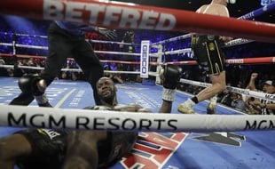Deontay Wilder au tapis, très sèchement battu par Tyson Fury pour le titre WBC des lourds, le 23 février 2020 à Las Vegas.