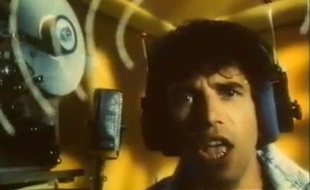 Julien Clerc dans le clip de «La fille aux bas nylons».