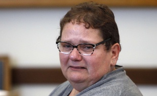 Dominique Cottrez, 51 ans, accusée d'un octuple infanticide, le jour de l'ouverture de son procès aux assises de Douai (Nord), le 25 juin 2015.