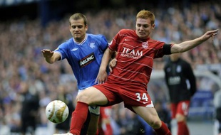 Recrue estivale des Glasgow Rangers, Jérôme Rothen (à gauche) dispute le ballon au joueur d'Aberdeen Fraser Fyvie.