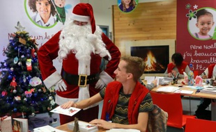 Le "secrétariat du Père Noël" met les bouchées doubles pour répondre à un million de lettres le 18 décembre 2015 à Libourne