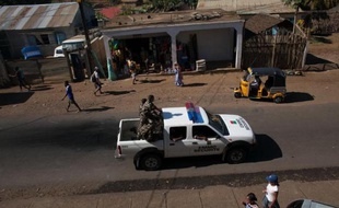 La police patrouille le 4 octobre 2013 à Nosy Be, où la veille trois hommes soupçonnés par la population d'avoir tué un garçonnet ont été lynchés