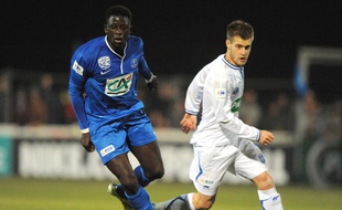 Abdoulaye Touré (en bleu) face à l'AJ Auxerre.