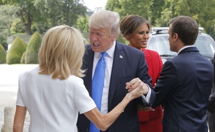 Brigitte Macron accueille Donald Trump aux Invalides, à Paris, le 13 juillet 2017.