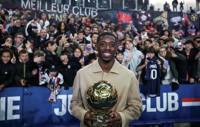 Ousmane Dembélé tout sourire avec le Ballon d’Or devant des supporteurs du club de la capitale.